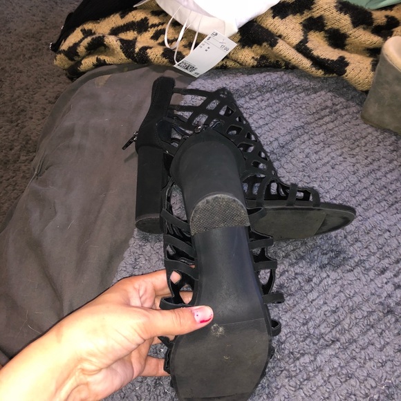 Black heels - Picture 2 of 3